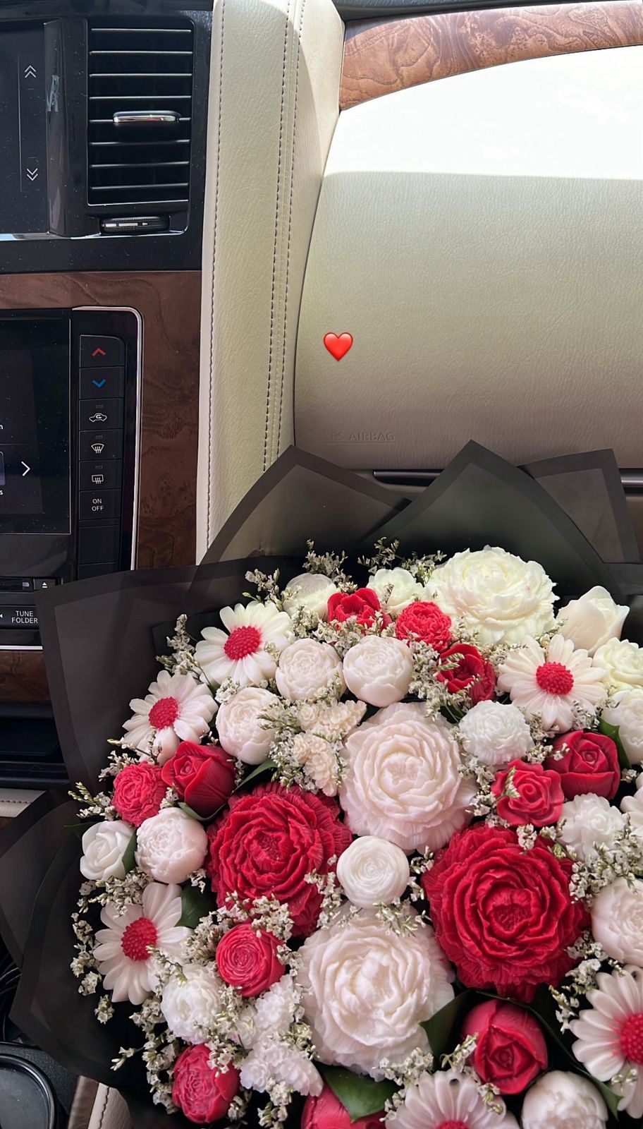 باقة مختلطة من الأحمر والأبيض