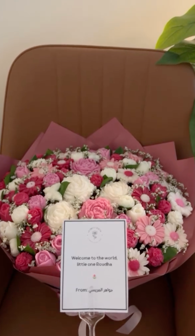 Mixed of pink shades and white bouquet