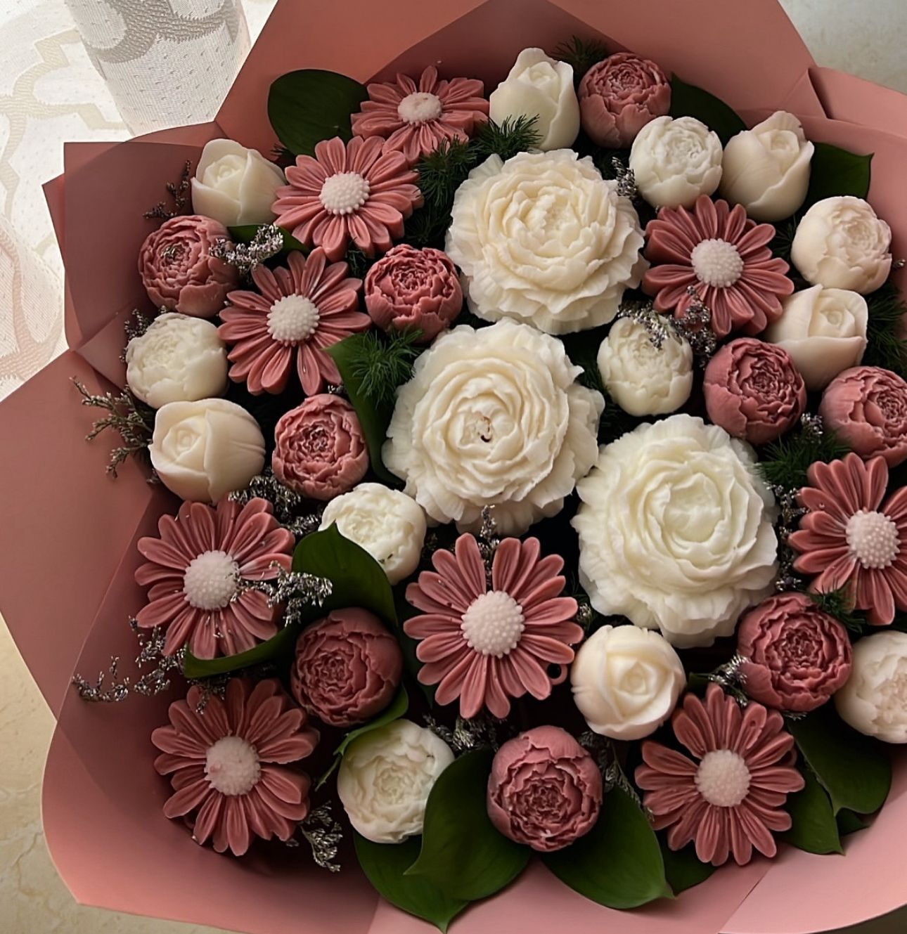 Mixed of nude and white bouquet