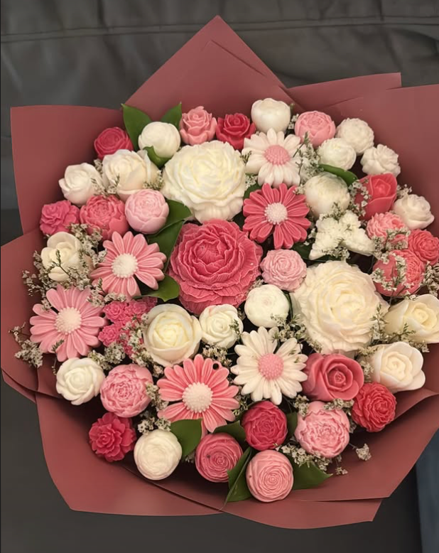 Mixed of pink shades and white bouquet
