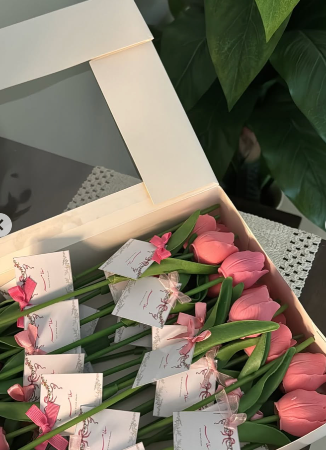 Tulip flowers giveaway with vase