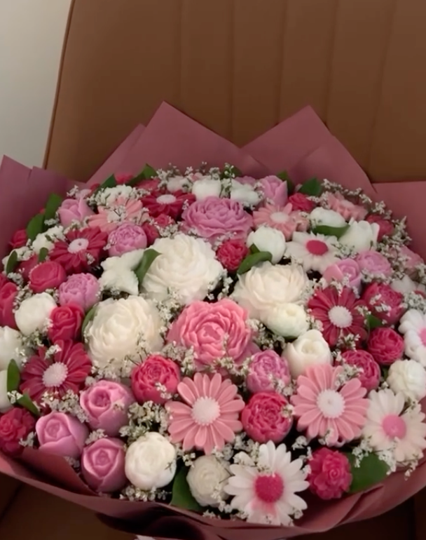 Mixed of pink shades and white bouquet